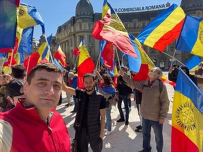 Simpatizanţi AUR s-au adunat la Piaţa Universităţii pentru a protesta faţă de restricţii. Şi în Piaţa Victoriei se află un grup de persoane. Lor li se alătură şi alţi manifestanţi sosiţi din ţară cu autocarele