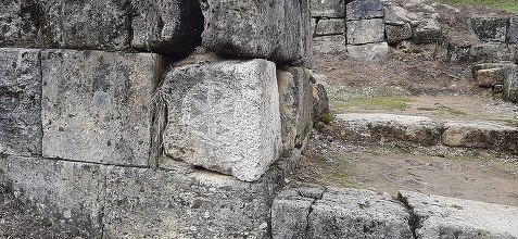 Hunedoara: Poarta cetăţii dacice Costeşti – Blidaru, monument UNESCO, vandalizată / Consiliul Judeţean Hunedoara reclamă lipsa personalului de supraveghere – FOTO