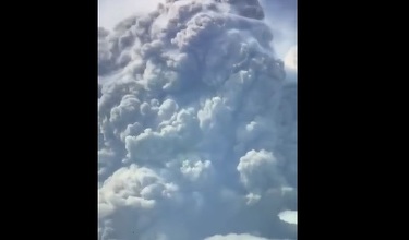 Vulcanul La Soufrière din insula caraibiană Saint Vincent a erupt violent, împrăştiind nori groşi de cenuşă. Mii de persoane au fost evacuate – VIDEO