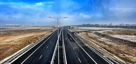 INS: România a ajuns la sfârşitul lui 2020 la 920 km de autostradă, în creştere cu 6,2% faţă de 2019. Anul trecut au fost inauguraţi doar 54 km de autostradă / Aproape 30% din drumurile publice sunt pietruite sau de pământ