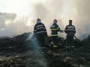 Prahova: Acţiune a pompierilor care a durat 13 ore pentru stingerea unui incendiu izbucnit pe un câmp acoperit de gunoi, lângă Ploieşti – FOTO, VIDEO