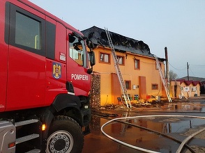 Buzău – Incendiu puternic la un motel situat în apropierea unei staţii GPL