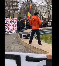 Câteva sute de persoane s-au adunat în Piaţa Universităţii din Bucureşti pentru încă o zi de proteste faţă de restricţiile impuse în contextul pandemiei – FOTO. VIDEO