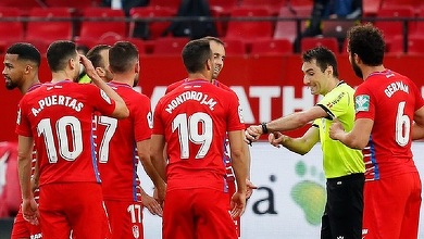 Scene insolite în LaLiga: Arbitrul meciului Sevilla – Granada a chemat jucătorii înapoi pe teren după ce a fluierat finalul cu un minut mai devreme decât trebuia