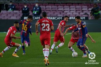 FC Barcelona a fost învinsă cu 2-1 de Granada, după ce a condus cu 1-0. Dacă învingeau, catalanii urcau pe primul loc în clasament