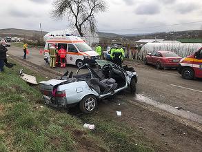 Botoşani: Două femei au murit şi alte patru persoane au fost rănite într-un accident în care au fost implicate două maşini – FOTO