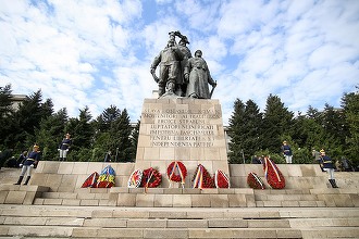 Ceremonii militare dedicate Zilei Veteranilor de Război / Ministrul Nicolae Ciucă are o întâlnire informală cu doi veterani de război şi un militar-veteran al teatrelor de operaţii