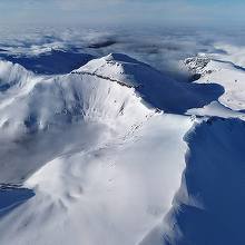 Operaţiune dificilă în Munţii Bucegi pentru transportul materialelor necesare reabilitării Staţiei Meteorologice de la Vârful Omu / Un elicopter duce 144 de tone de materiale, la peste 2.500 de metri altitudine, unde zăpada are 180 de centimetri – VIDEO