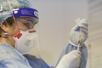 În ultimele 24 de ore au fost vaccinate anti-COVID 48.335 de persoane şi au fost înregistrate 127 de reacţii adverse, mai mult de jumătate, la persoane vaccinate cu serul AstraZeneca