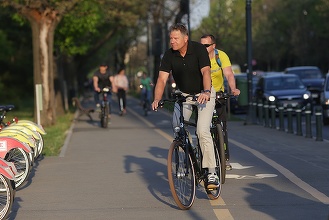 Preşedintele Klaus Iohannis merge cu bicicleta la Palatul Cotroceni, alăturându-se astfel campaniei Vinerea Verde