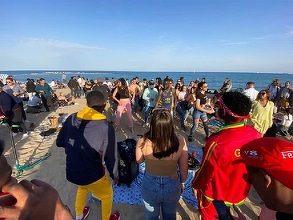 Plajele din Catalonia au fost pline sâmbătă, oamenii ignorând restricţiile legate de Covid-19 pentru a se bucura de primăvară