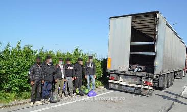 Migranţi ascunşi în TIR-uri, la ieşirea din ţară. Au fost văzuţi când ieşeau din vegetaţia de pe marginea autostrăzii Timişoara – Arad şi au urcat în automarfare