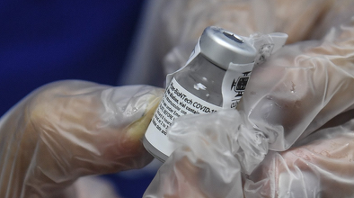 O italiancă, vaccinată la Toscana, din greşeală, cu şase doze de vaccin împotriva covid-19 Pfizer-BioNTech; tânăra stagiară în Medicină, plasată sub observaţie într-un spital