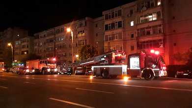 Constanţa: 30 de persoane, printre care şi trei copii, evacuate în urma unui incendiu într-un bloc – FOTO