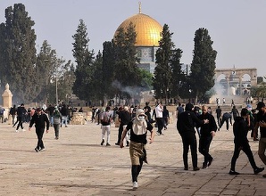 Hamasul dă Israelului un ultimatum ca forţe israeliene să părăsească Esplanada Moscheilor şi cartierul Sheikh Jarrah; bilanţul ciocnirilor între palestinieni şi poliţişti israelieni creşte la 300 de răniţi