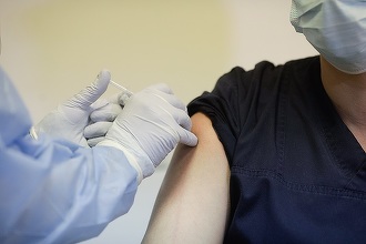 Buzău – Prefectul, voluntar la un centru de vaccinare