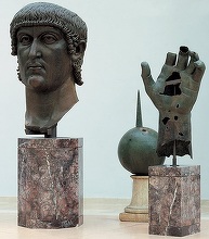 Statuia gigant din bronz a împăratului Constantin de la Roma şi-a regăsit degetul arătător care era la Luvru