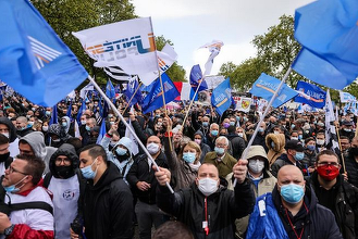 Mii de poliţişti francezi manifestează, la Parlament, împotriva justiţiei