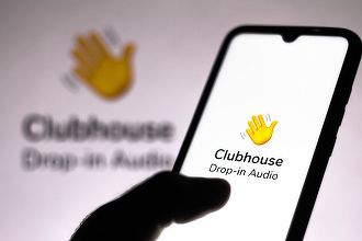 Clubhouse începe lansarea globală