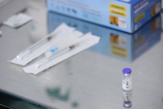 Bucureşti – Aproximativ 40 de spitale încep de marţi vaccinarea anti-COVID a pacienţilor internaţi atât în spitalizarea continuă, cât şi în cea de zi. Noi maratoane de vaccinare şi noi centre drive-through, pregătite