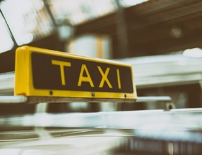 Braşov: Taximetrist agresat de doi clienţi beţi. Poliţia a deschis o anchetă