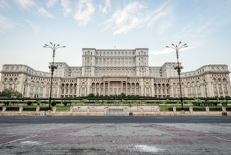 Palatul Parlamentului, iluminat în turcoaz pe 9 iunie, de Ziua Conştientizării bolii Batten