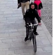 Poliţiştii din Sibiu cer sprijinul populaţiei pentru identificarea unui bărbat care a lovit cu bicicleta o fetiţă de 2 ani şi a fugit / Fetiţa a fost transportată la spital