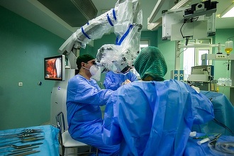 Iaşi: Femeie operată de o tumoră cerebrală agresivă, de 10 centimetri. Intervenţia a durat trei ore şi a presupus utilizarea unei substanţe care a delimitat, apoi a eliminat celulele tumorale
Iaşi: Femeie operată de o tumoră cerebrală agresivă, de 10 centimetri. Intervenţia a durat trei ore şi a presupus utilizarea unei substanţe care a delimitat, apoi a eliminat celulele tumorale – FOTO