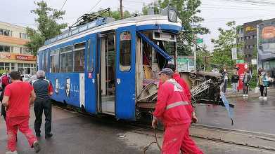 Iaşi: Tramvai lovit violent de un TIR care nu a acordat prioritate. Nici un pasager nu a fost rănit