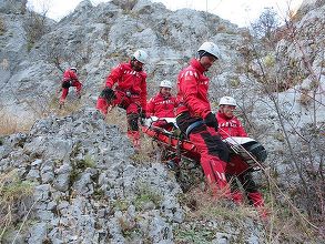 Neamţ: Acţiune de salvare a patru persoane în stare de epuizare, blocate într-o zonă montană dificilă