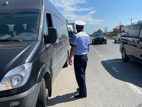 Aproape 1.200 de sancţiuni contravenţionale, date de poliţişti la nivel naţional în cadrul unor controale privind transportului public de persoane