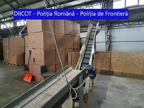 Fabrică unde erau produse şi ambalate clandestin ţigări, descoperită în judeţul Dolj/ Şase persoane au fost reţinute şi alte trei, plasate sub control judiciar – FOTO, VIDEO