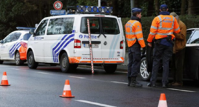 Poliţia belgiană caută un militar înarmat, simpatizant al extremei drepte şi calificat drept terorist, în urma proferării unor ameninţări la adresa statului şi unor personalităţi publice; înttre ţinte, virusologul Marc Van Ranst, ţinta unor activişti ”antimască”