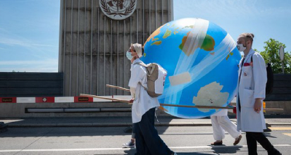 Medici îndeamnă, la OMS, la o acţiune mondială împoriva riscurilor la adresa sănătăţii ale modificărilor climatice şi-i înmânează o petiţie directorului general; Tedros Adhanom: ”Pandemia se va termina, însă nu există un vaccin împotriva modificărilor climatice”