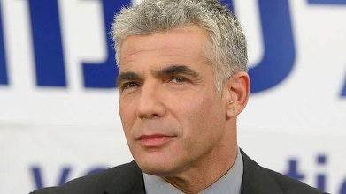 Yair Lapid l-a informat pe preşedintele israelian Reuven Rivlin că a reuşit să formeze un guvern, dar că rămân încă dificultăţi de rezolvat