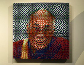 Lucrarea „Rubik Dalai-Lama” a artistului stradal Invader, în licitaţie la Paris