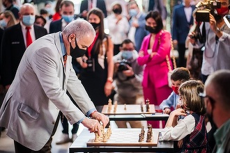 Prima etapă a circuitului mondial Grand Chess Tour 2021 începe sâmbătă. Se confruntă opt jucători de top din străinătate şi cei mai buni doi jucători români – FOTO