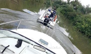 Tulcea: Două persoane aflate într-o ambarcaţiune în derivă pe lacul Razelm, ajutate de poliţiştii de frontieră să ajungă la mal