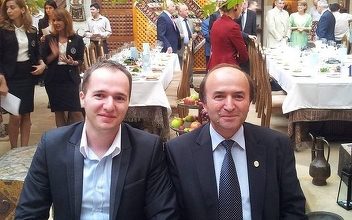 Iaşi: Liga Studenţilor cere Universităţii „Al. I. Cuza” să respingă dosarul depus de fiul rectorului Tudorel Toader pentru avansarea la gradul de lector, pe motiv că nu şi-ar fi publicat teza de doctorat