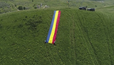 Un drapel lung de 15 metri a fost amplasat de jandarmii buzoieni pe un deal din apropierea rezervaţiei naturale Vulcanii Noroioşi – FOTO