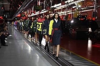 Ferrari a lansat prima sa colecţie vestimentară, care include o gamă de haine contemporane