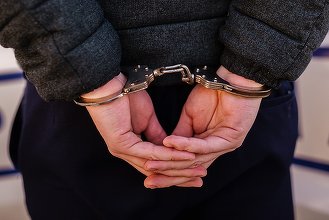 Un bărbat de 37 de ani din Botoşani a fost reţinut după ce a cerut unei fete fotografii şi înregistrări video pornografice, iar apoi a şantajat-o