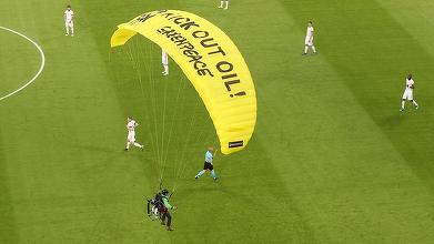 Un parapantist Greenpeace s-a încurcat în cablurile spidercam-ului arenei din Munchen, a rănit câţiva spectatori şi l-a speriat pe Deschamps care s-a lovit de banca de rezerve – VIDEO