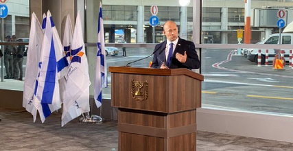 Naftali Bennett avertizează cu privire la ”un nou val” covid-19 în Israel, în urma unei creşteri a contaminărilor cu varianta indiană şi reimpune purtarea obligatorie a măştii de protecţie pe AeroportulBen Gurion din Tel Aviv