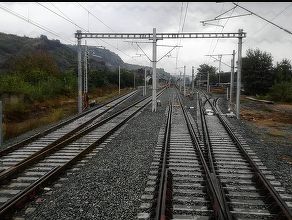 Argeş – Dosar penal şi anchetă după ce un tren de pasageri nu a respectat semnalele de oprire şi a rupt macazul la intrarea în staţia Goleşti