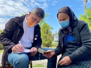 Vicepremierul a făcut sâmbătă voluntariat la caravana vaccinării din comuna Micăsasa, judeţul Sibiu / Barna: I-am ajutat pe bunici să completeze formularele pentru vaccinare – VIDEO