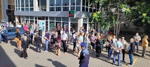 Protest al angajaţilor Primăriei Focşani, nemulţumiţi că nu şi-au primit salariile – FOTO