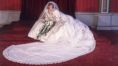 Rochia de mireasă a prinţesei Diana, în centrul unei expoziţii despre creatorii preferaţi ai familiei regale