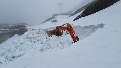 Intervenţiile pentru deszăpezirea Transfăgărăşanului continuă/ În unele locuri, stratul de zăpadă depăşeşte şapte-opt metri – VIDEO