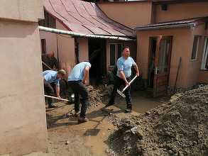 Prahova: Viiturile au inundat 50 de locuinţe şi un supermarket din staţiunea Buşteni. Terasamentul căii ferate, afectat de ape – FOTO, VIDEO
